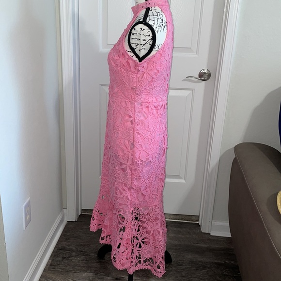 Lace holster dress with flounce hem - Picture 2 of 8